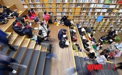 주말에 독서 즐기는 시민들