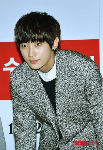 인사하는 B1A4 진영