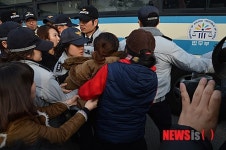 경찰에 제지당하는 사망 여아 친모
