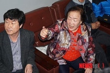 청송여고 교장에게 항의하는 이용수 할머니