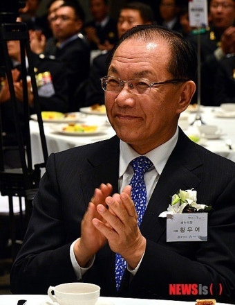 박수치는 황우여 대표