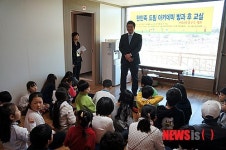 인사말 하는 원성준 명예교장