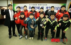 우수 단체선수상 수상한 용천초등학교 학생들