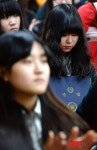 품에 안은 졸업장