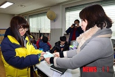 배정통지서 받는 학생