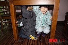 지진대피체험하는 어린이들