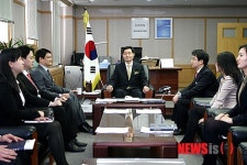 검사들과 첫 회의하는 김경태 강릉지청장