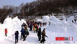 눈꽃축제장 찾은 관광객들