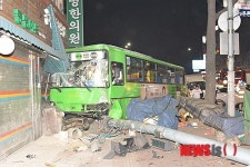 제기동서 승용차-시내버스 추돌…버스 인도 돌진 3명 부상