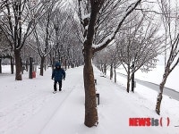 눈 덮힌 공지천 산책로