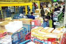 설 소포 폭주에 분주한 부산우편집중국