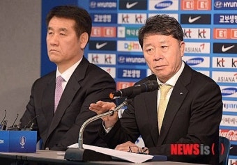 질문 답하는 정해성 심판위원장