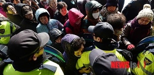 대구시청 진입하는 소각장 반대 시민과 막는 경찰