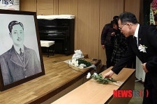헌화하는 안중현 청장