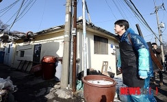 양지마을 달동네 연탄배달하는 안철수 의원