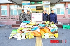 해군6전단 동해면 방문 쌀 1천㎏전달
