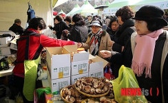 설맞이 직거래 장터 찾은 구민들