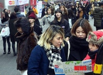 관광 안내 받는 외국인들