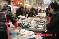동태 썰기에 분주한 어물전