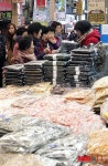 북적이는 육거리시장 건어물 상점