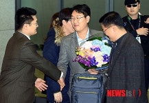 악수 나누는 한석우 무역관장
