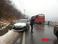 강촌 버스와 승용차 충돌