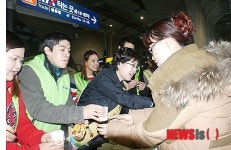 천안아산역 즐거운 설 명절 호두과자 나눠주기