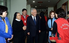 소화누리요양원 방문한 김한길 대표 부부