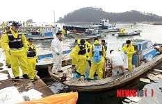 방제작업 한창인 여수신덕마을
