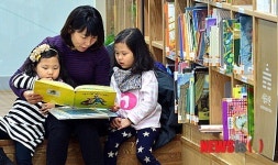 도서관에서 휴일 보내는 가족