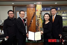 가야금 기증하는 양승희 선생