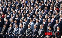 환하게 웃는 19대 국회