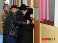 마지막 종례 지켜보는 학부모들