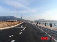 해안도로 따라 사천만 노을 감상한다