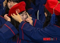 친구 졸업모 고쳐주는 학생