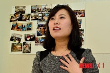 뉴시스와 인터뷰 하는 서울역쪽방상담소 정수현 소장