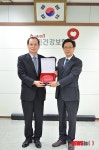 저소득층 건보료 대납 대구 신피부과의원 감사패 받아