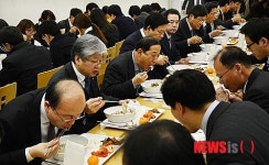 농협중앙회 본관 식당에서 삼계탕 먹는 농협 임직원들