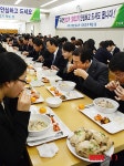 삼계탕 먹는 농협중앙회 회장과 임직원들
