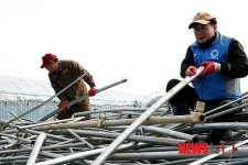 철근 위에 앉은 이경옥 안행부 2차관