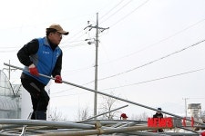 철근 나르는 이경옥 안행부 2차관