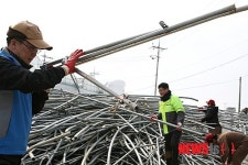 철근 옮기는 이경옥 안행부 2차관