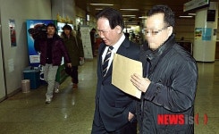 동교동계 인사 김태랑 전 의원, 알선수재 혐의 법원 출두