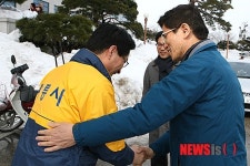 강릉시장 위로하는 경기지사