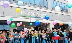 순천향대 졸업생들 소망풍선 등 이색 졸업식