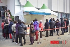 연수 계룡리슈빌Ⅱ 모델하우스 앞 줄선 고객들