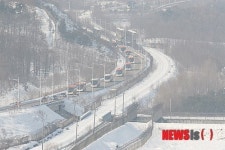 동해선 육로를 따라 귀환하는 이산가족들