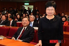 인사하는 안영옥 (전 의원) 교수