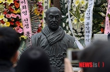 이회영 선생 흉상 바라보는 시민들
