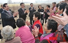 어르신과 박수치는 한광옥 통합위원장